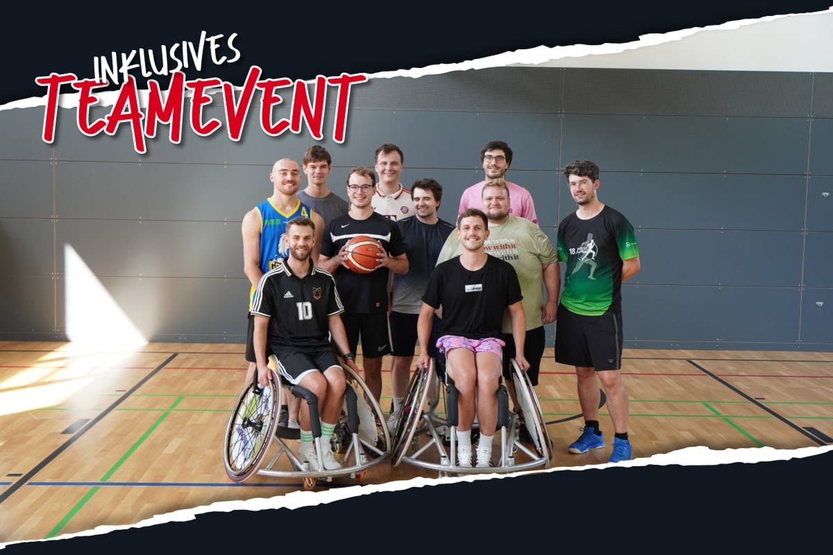Gruppenfoto von Personen in der Sporthalle mit dem Text inklusives Teamevent