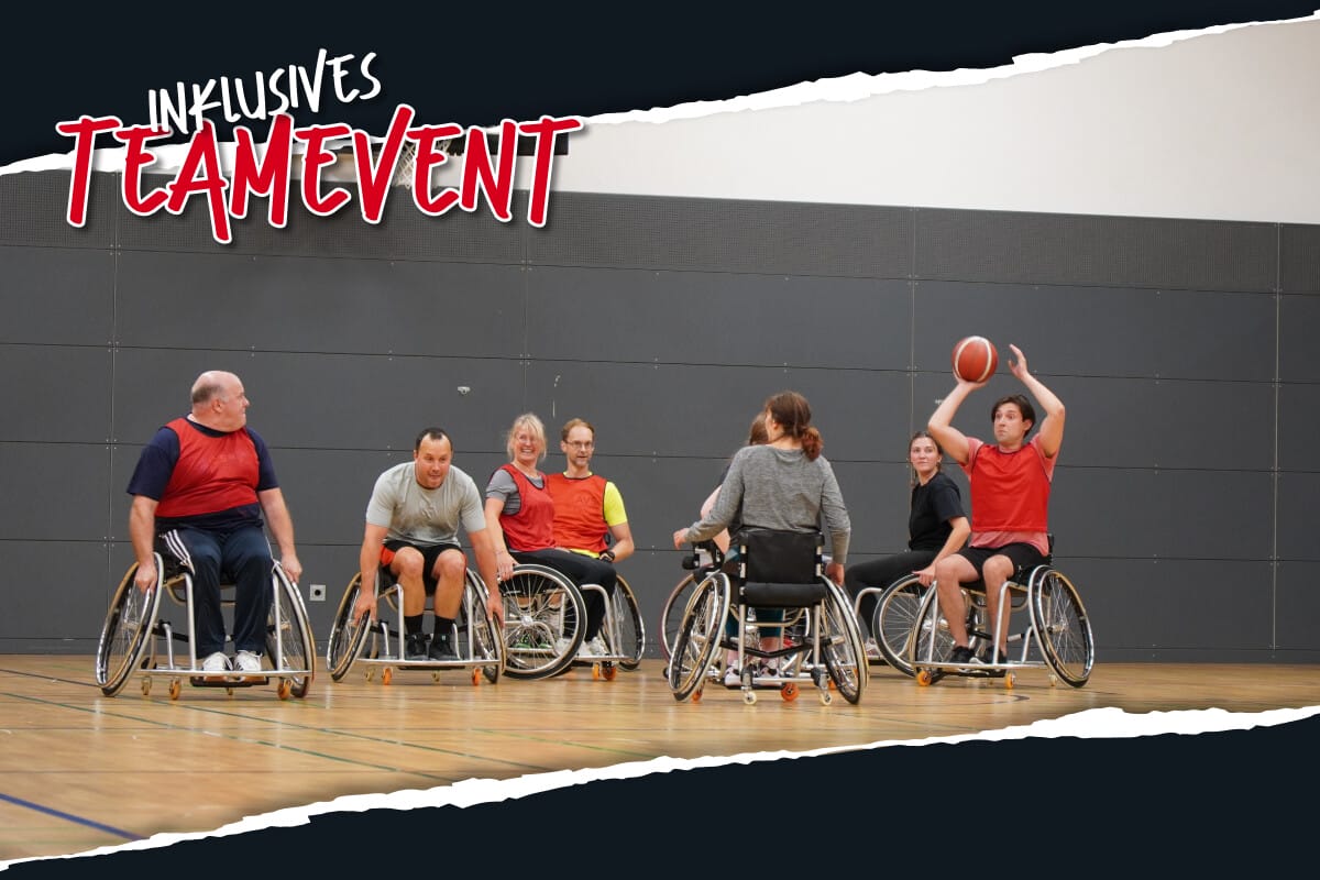 Personen spielen Rollstuhlbasketball