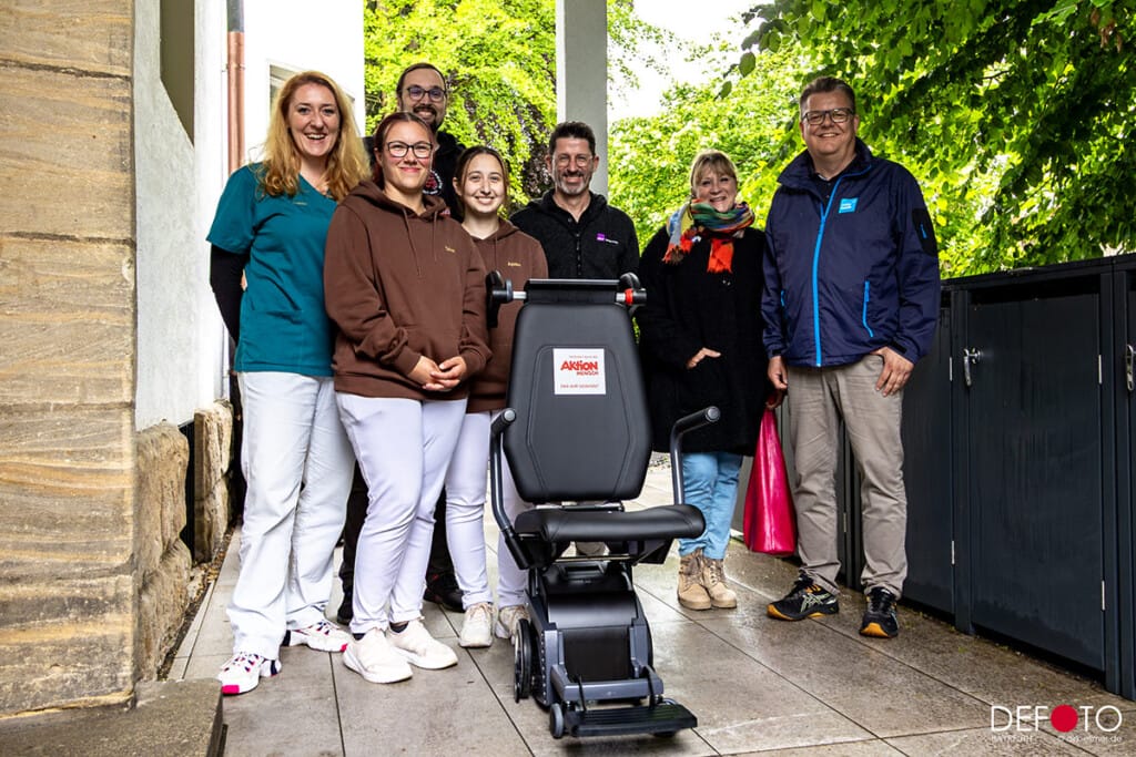 Treppensteiger hinter dem Menschen stehen und in die Kamera schauen