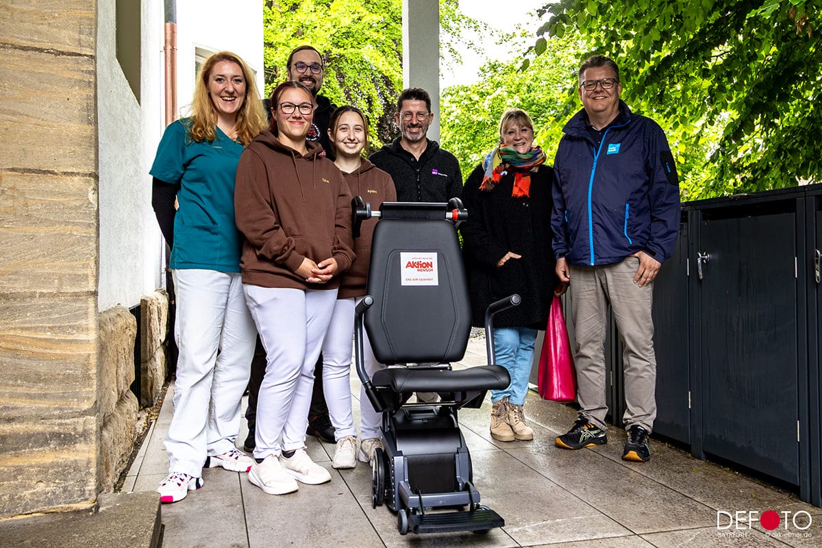 Treppensteiger hinter dem Menschen stehen und in die Kamera schauen