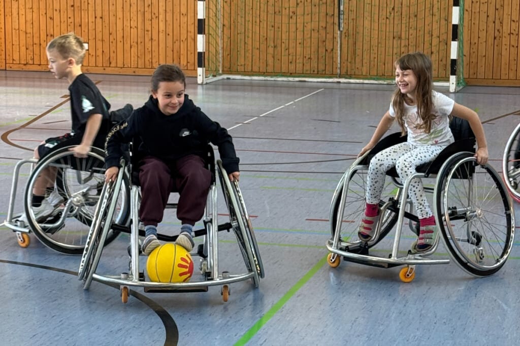 Kinder vom Kinderhort Bad Steben die Rollstuhlbasketball spielen