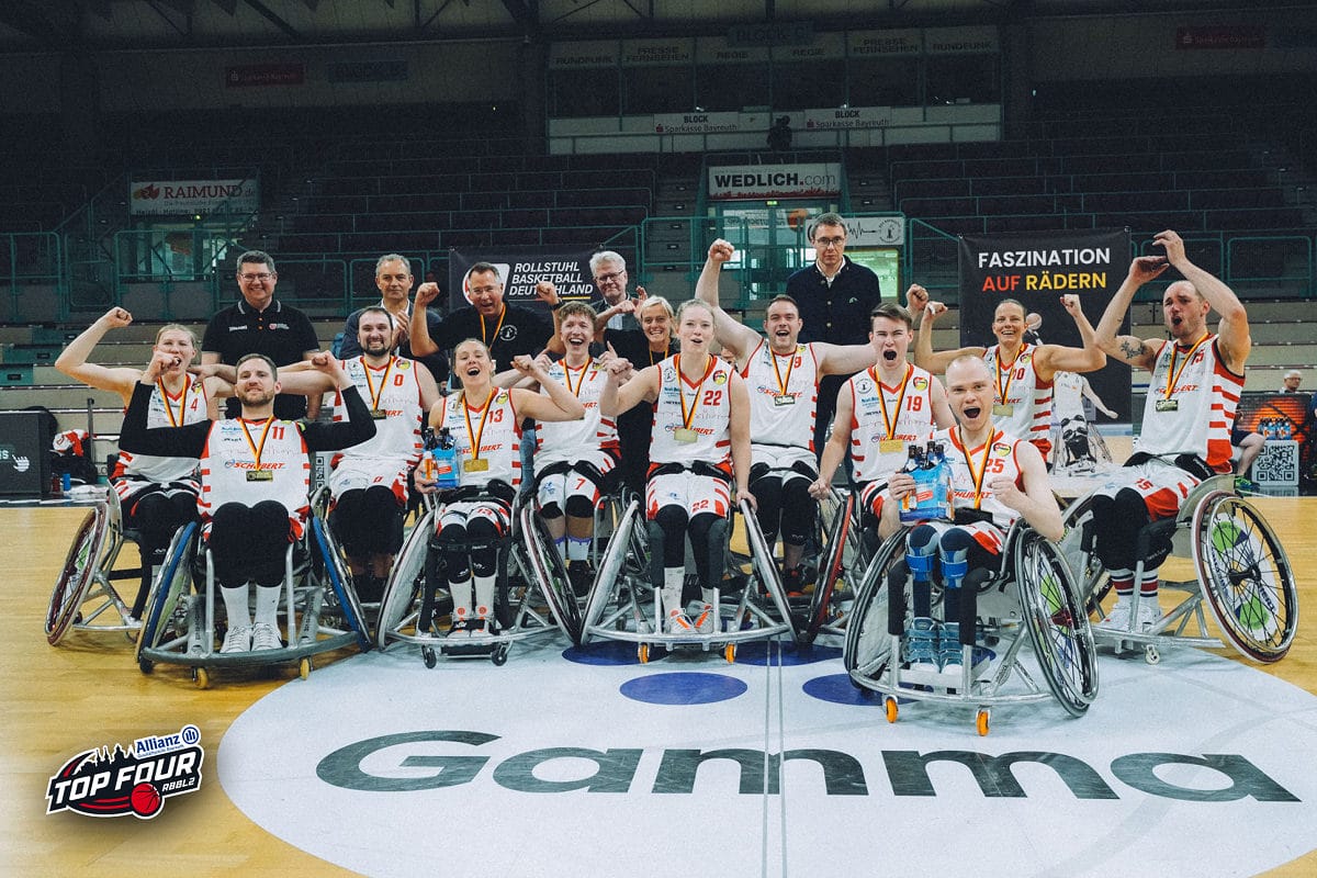 Gruppenbild RSV Bayreuth Spieler am jubeln mit Gamma Logo auf Hallenboden