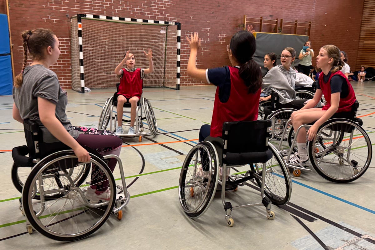 Schüler aus Christian-Ernst-Gymnasium Erlangen spielen Rollstuhlbasketball