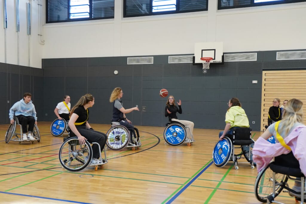 Schüler spielen Rollstuhlbasketball