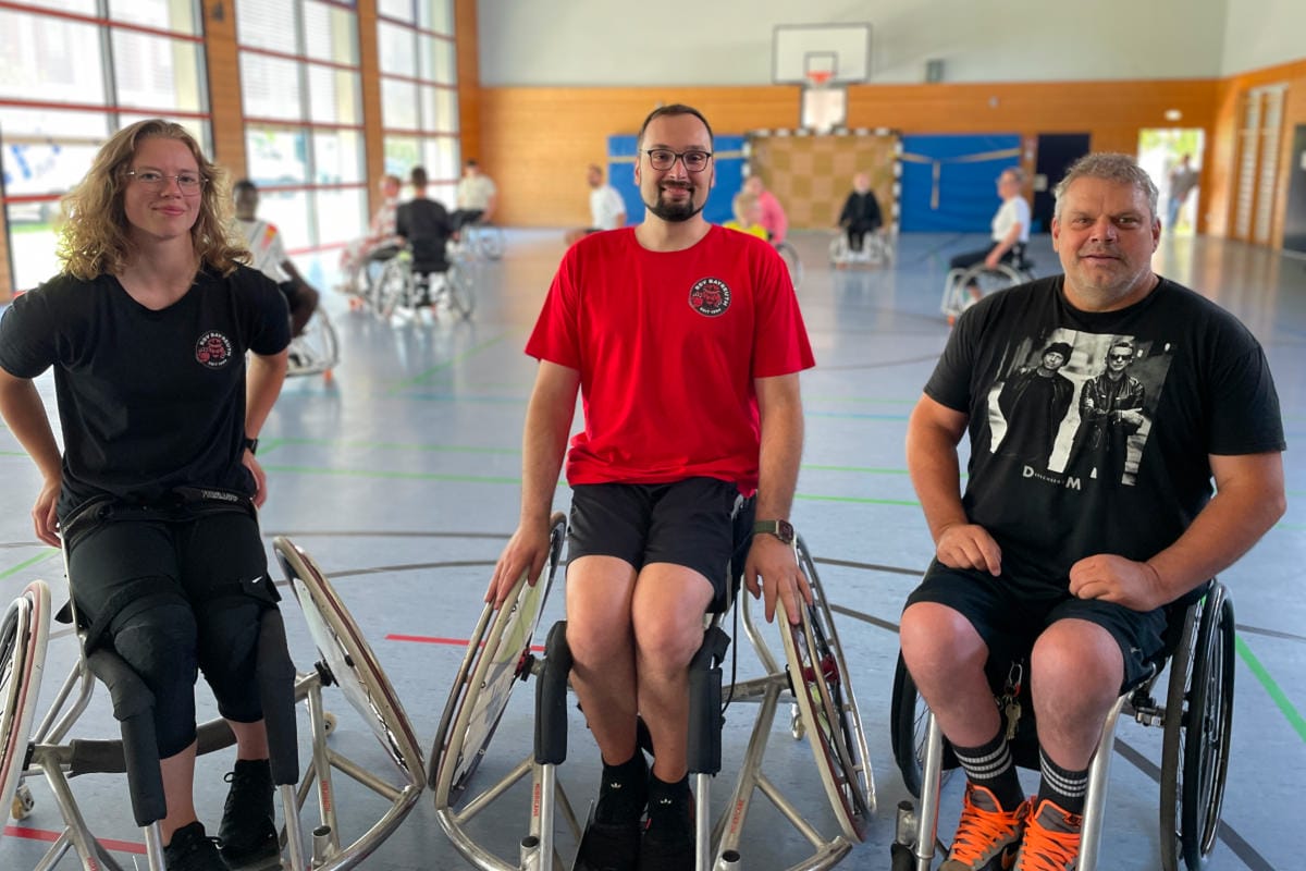 Basti, Dagmar in der Halle im Hintergrund Kinder