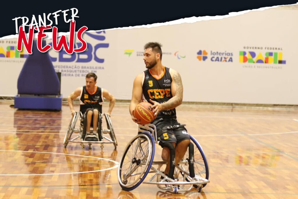 Mann hat Ball in der Hand und ein weiterer fährt im Hintergrund