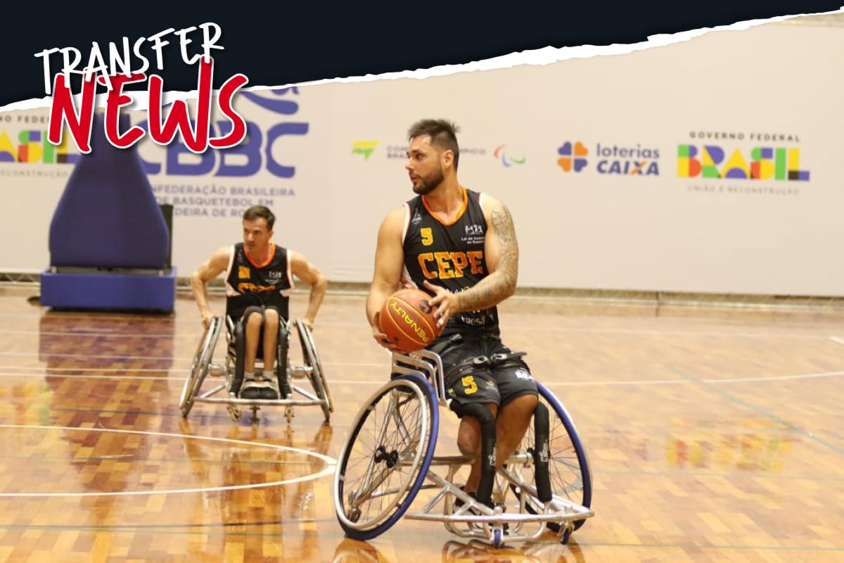 Mann hat Ball in der Hand und ein weiterer fährt im Hintergrund