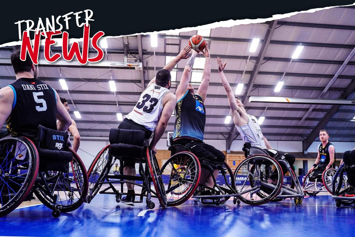 Spieler kämpfen um Ball mit Text Transfer News