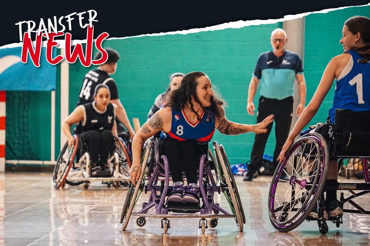 Meggie Gay fährt durch Halle weitere Spieler im Hintergrund