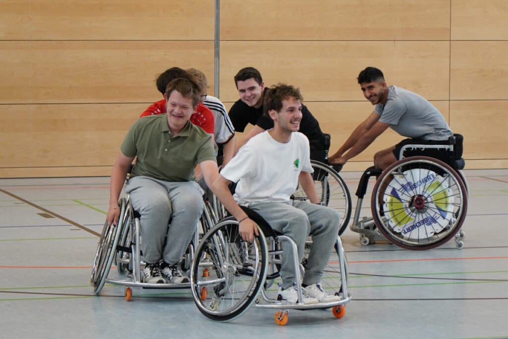 Schüler von Johannes-Kepler-Realschule fahren durch die Halle