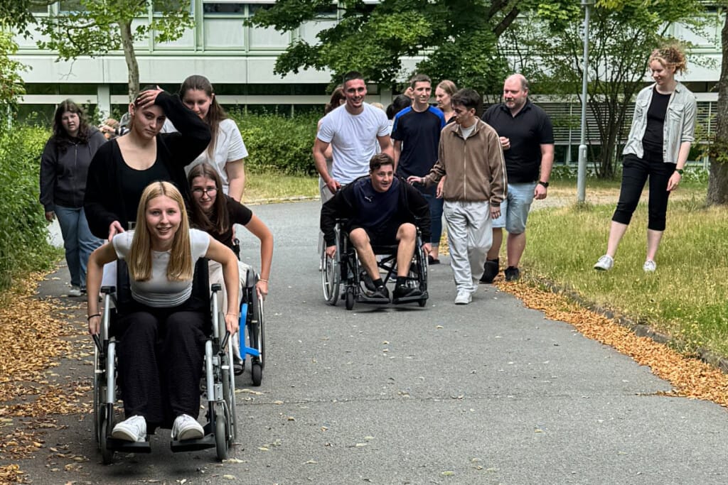 Schüler von Berufsschule Bayreuth draußen auf dem Weg