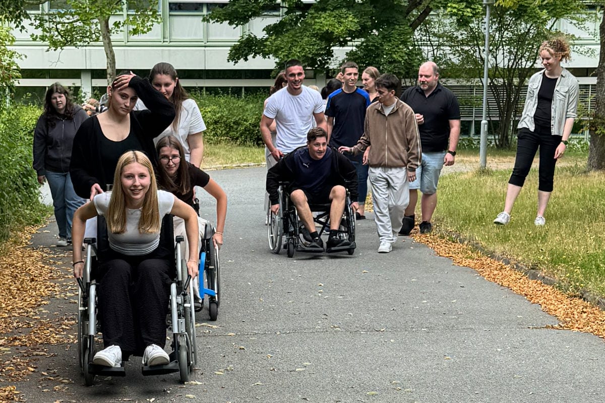 Schüler von Berufsschule Bayreuth draußen auf dem Weg