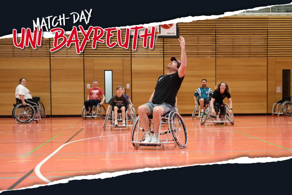 Studenten spielen gemeinsam mit RSV Spielern Basketball