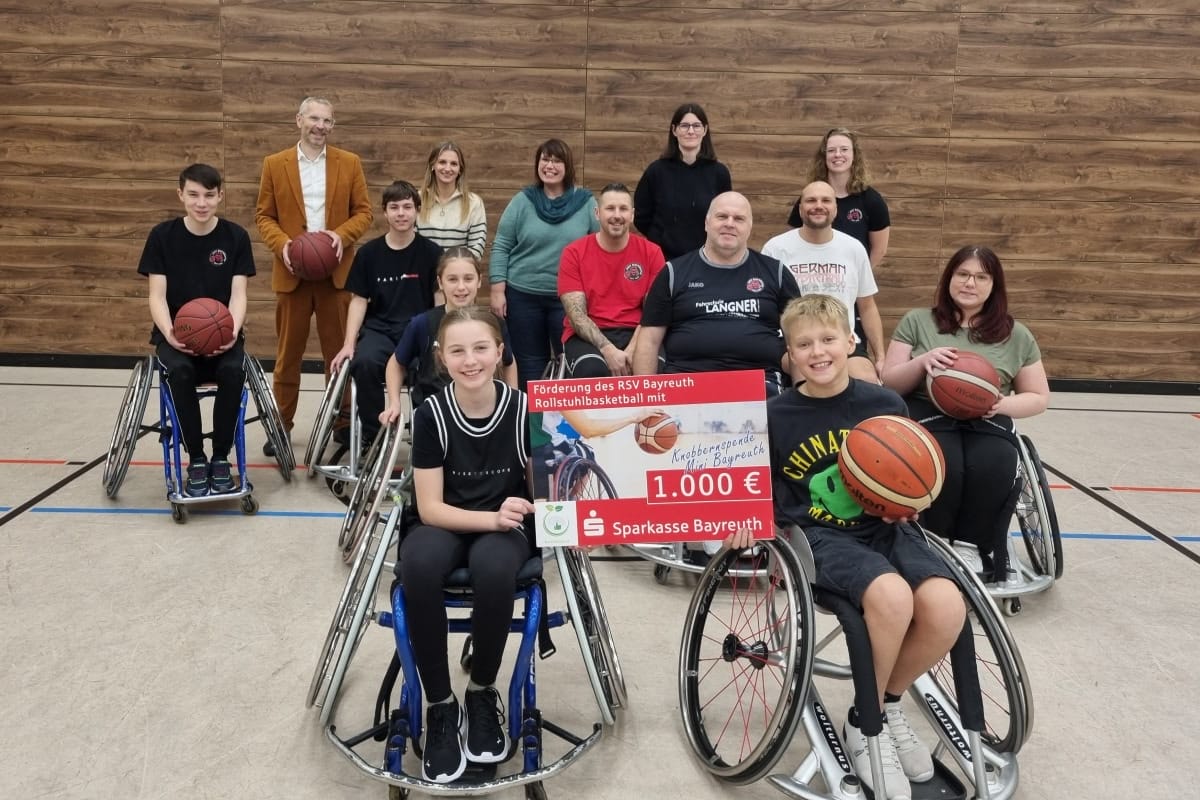 Die Rolli Bears halten einen Spendenschein über 1.000€