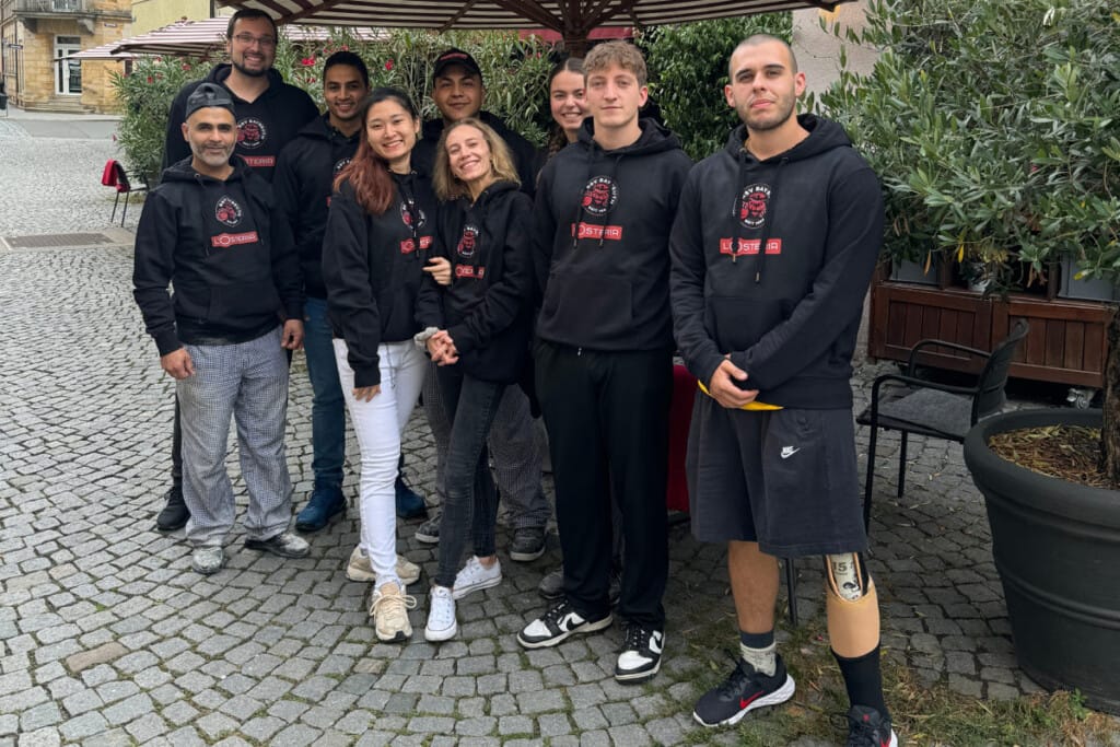 RSV Spieler im neuen Hoodie mit den Logos des RSV und des neuen Partners L’Osteria.