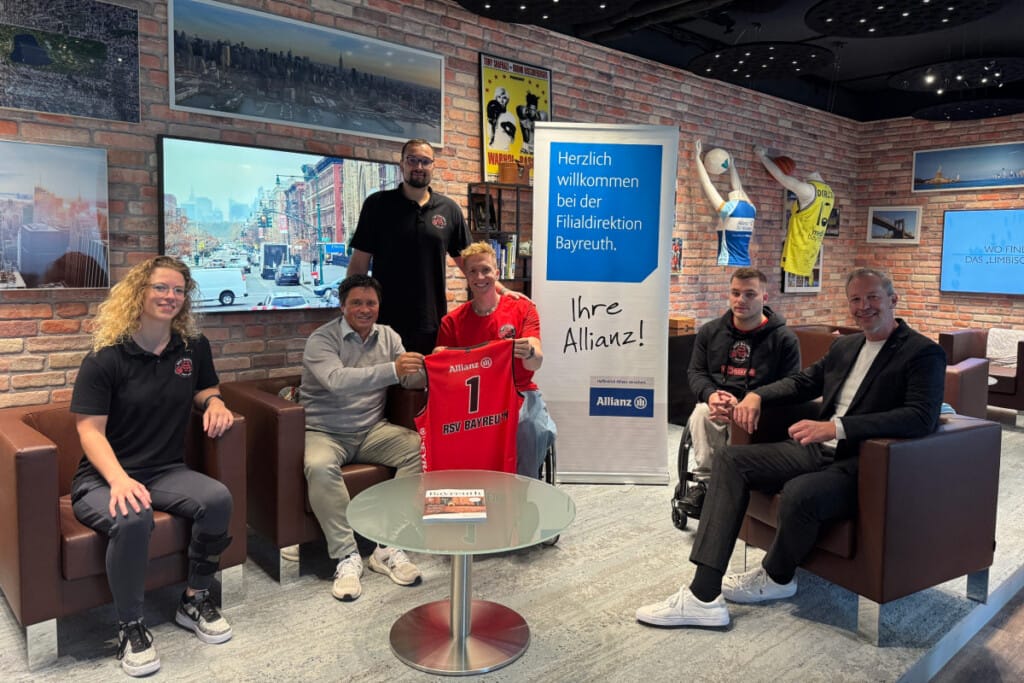Allianz präsentiert sich als neuer Sponsor vom RSV mit Trikot