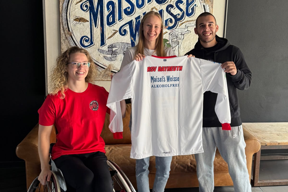 RSV Spieler halten Trikot mit Maisels Weisse und RSV Bayreuth Logo