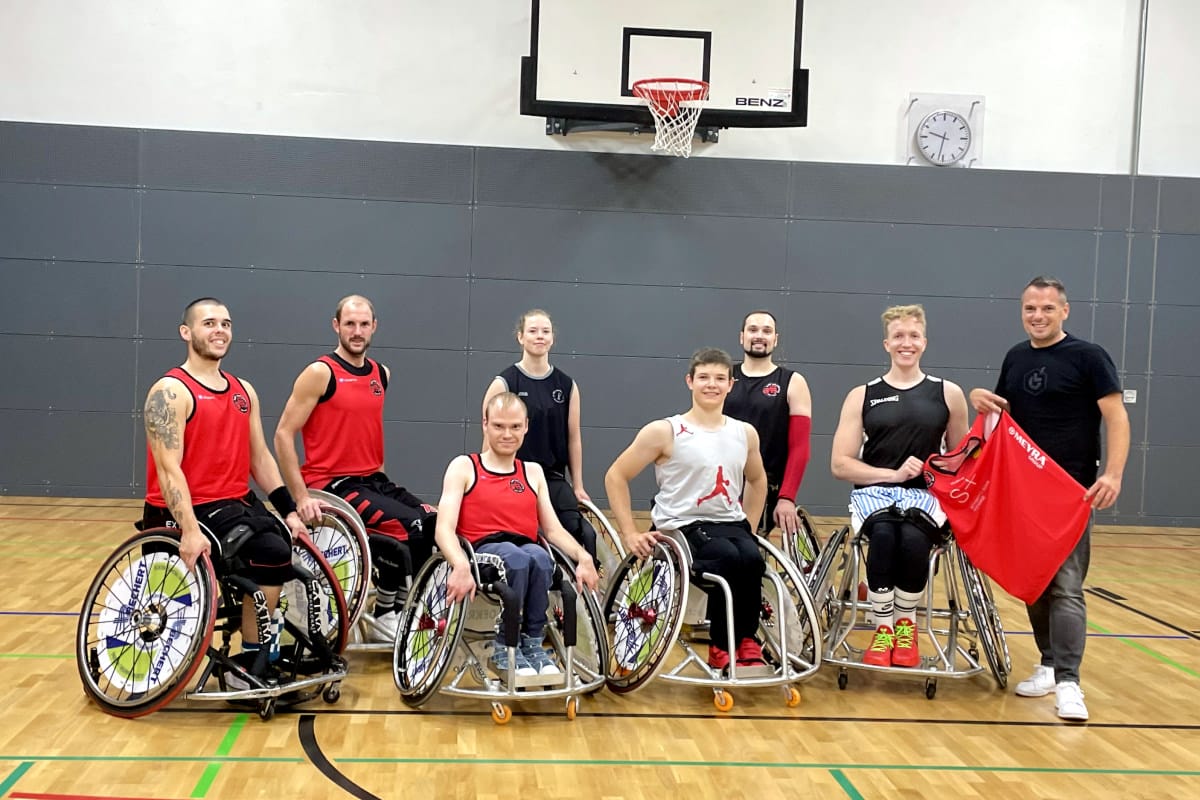 Gruppenfoto von RSV Bayreuth Spielern die in Sporthalle unter Korb sind