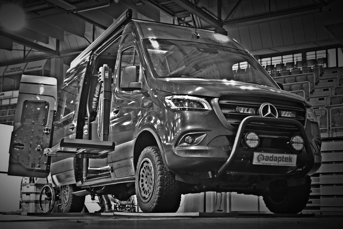 Bus mit adaptek Nummernschild steht in der Halle