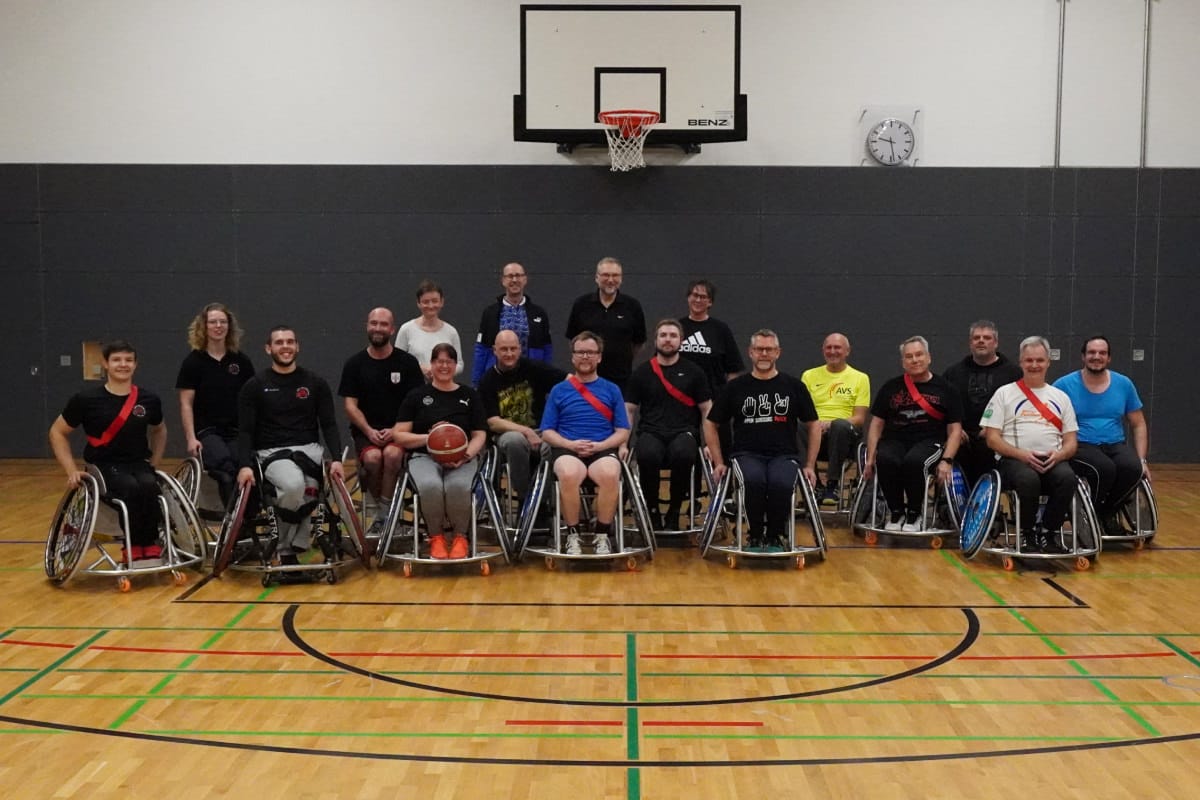 Gruppenbild in der Sporthalle mit Basketballkorb