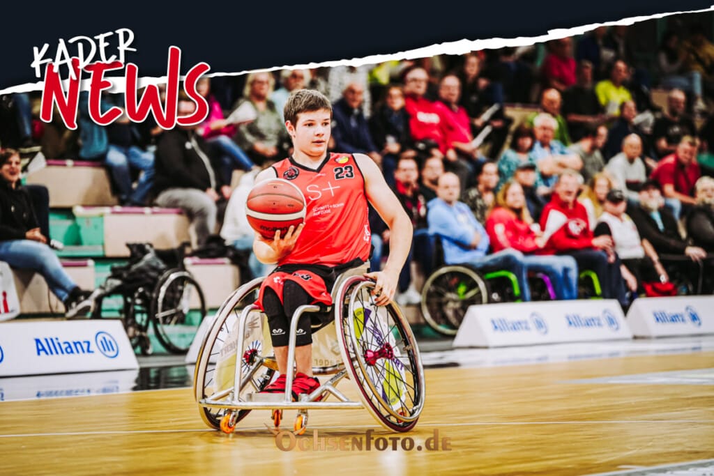 Domi mit Ball in der Hand in Halle, im Hintergrund Tribüne mit Menschen