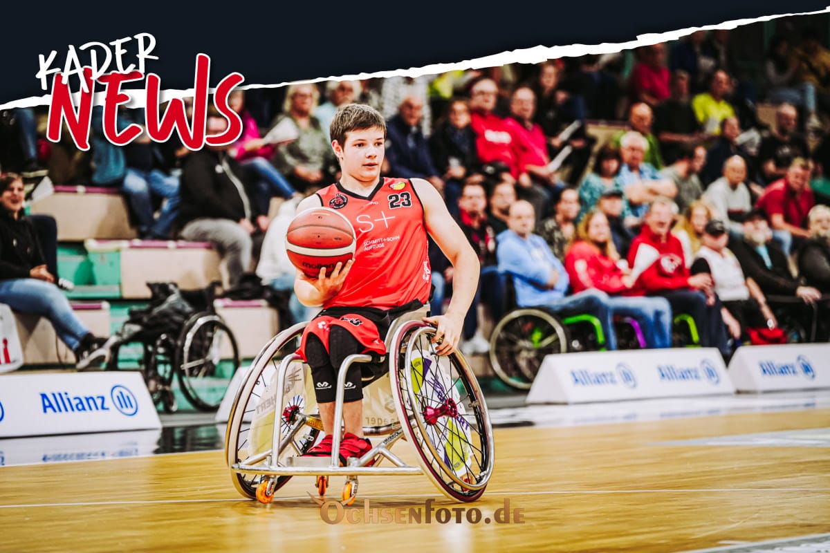 Domi mit Ball in der Hand in Halle, im Hintergrund Tribüne mit Menschen