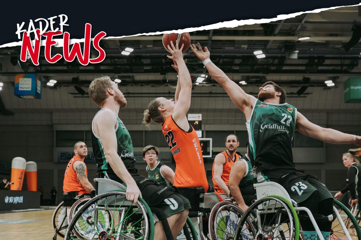 Spieler spielen Rollstuhlbasketball mit Text Kader News