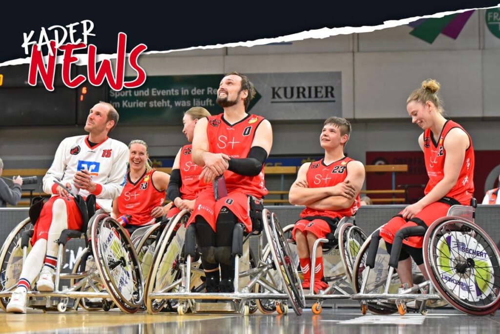 Spieler vom RSV schauen nach oben mit Text Kader News