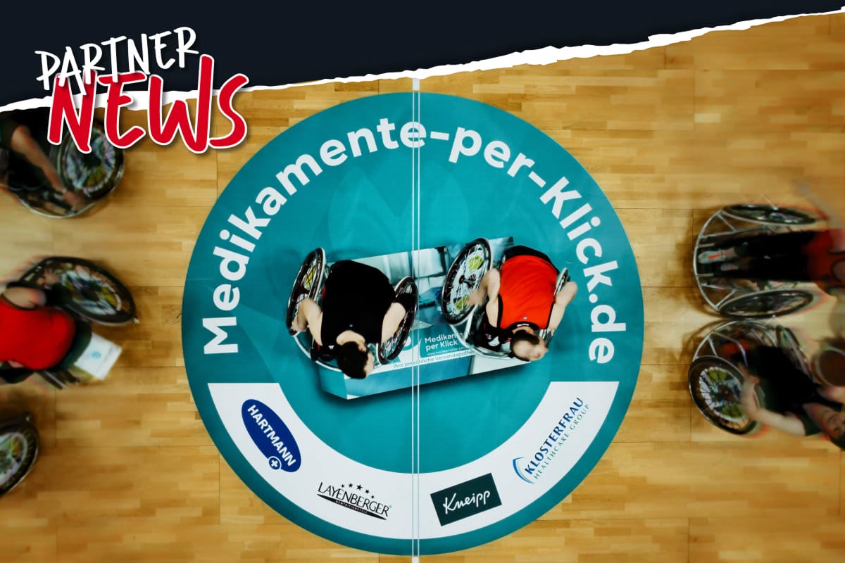 Medikament per Klick Logo auf dem Boden und da drauf stehen zwei Spieler