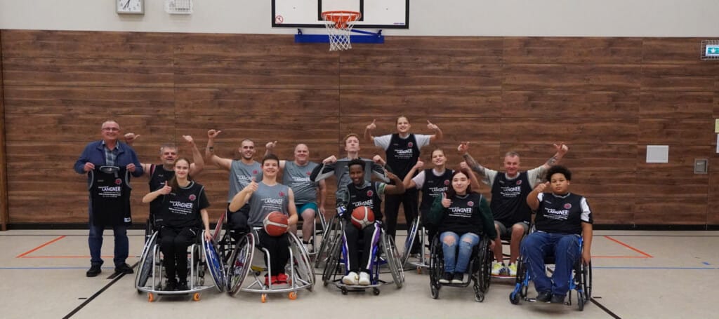 Gruppenfoto in Sporthalle von den Rolli Bears