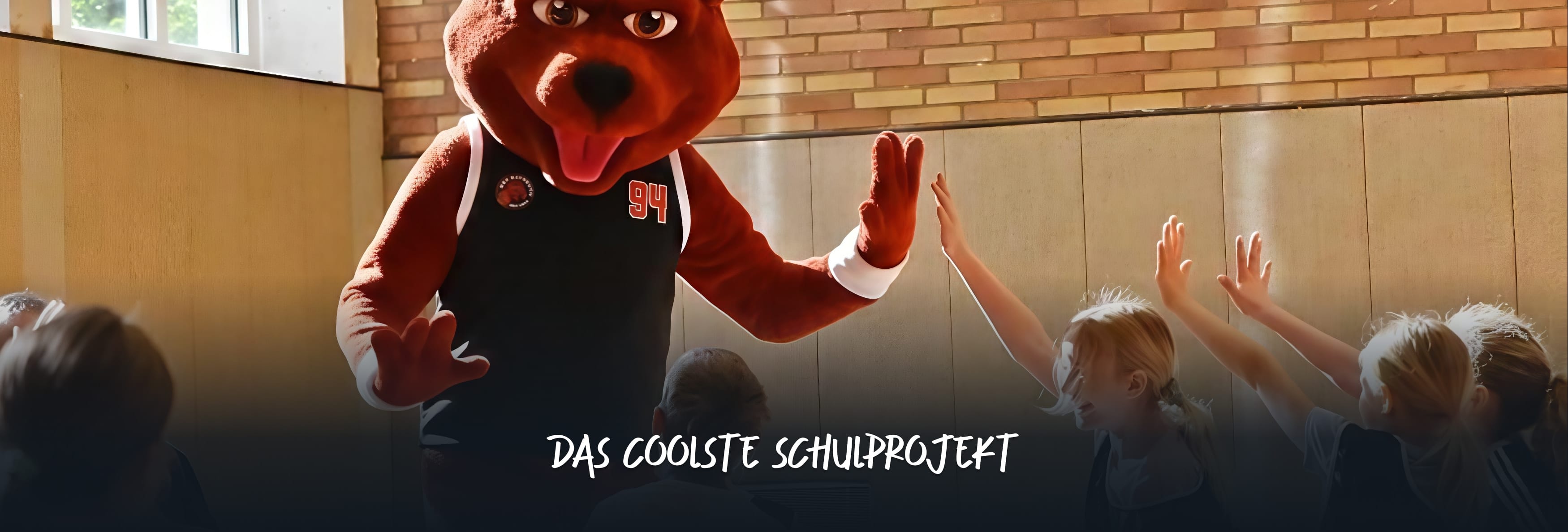 Kinder klatschen mit RSV Bayreuth Maskottchen Rolli ein