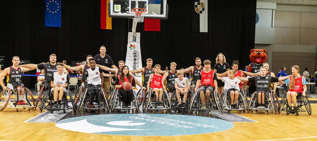 Gruppenfoto in Sporthalle von den Rolli Bears