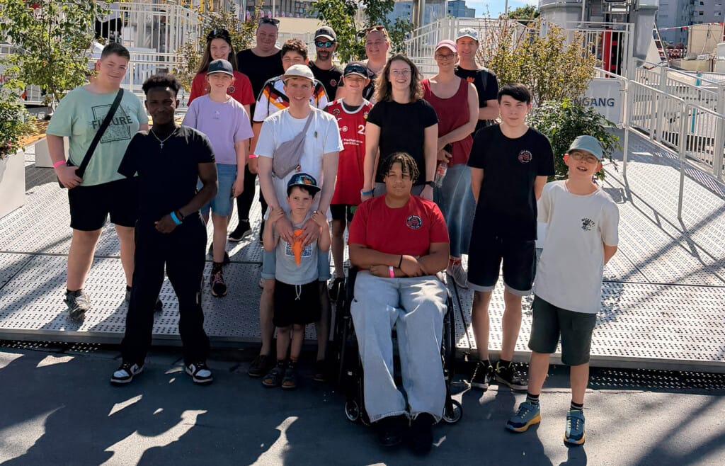 Gruppenbild des RSV Bayreuth mit Vereinsmitgliedern und Dagmar Van Hinte in der Mitte bei einem gemeinsamen Ausflug.