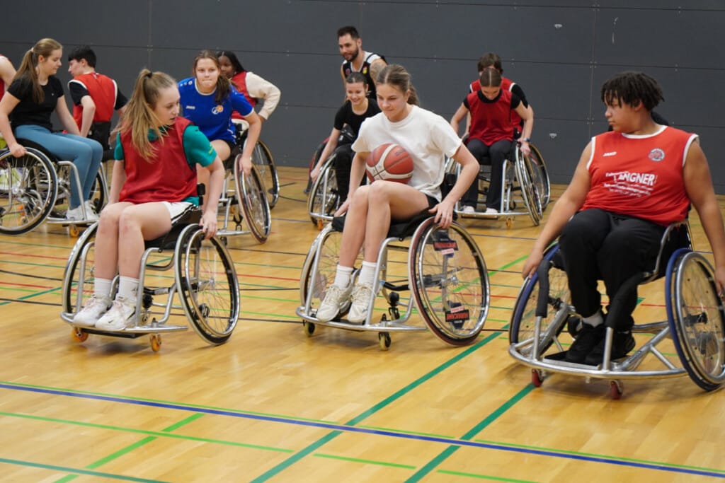 Schülerinnen und Schüler beim Rollstuhlbasketball im Rahmen eines gemeinsamen Schulprojekts mit dem RSV Bayreuth.